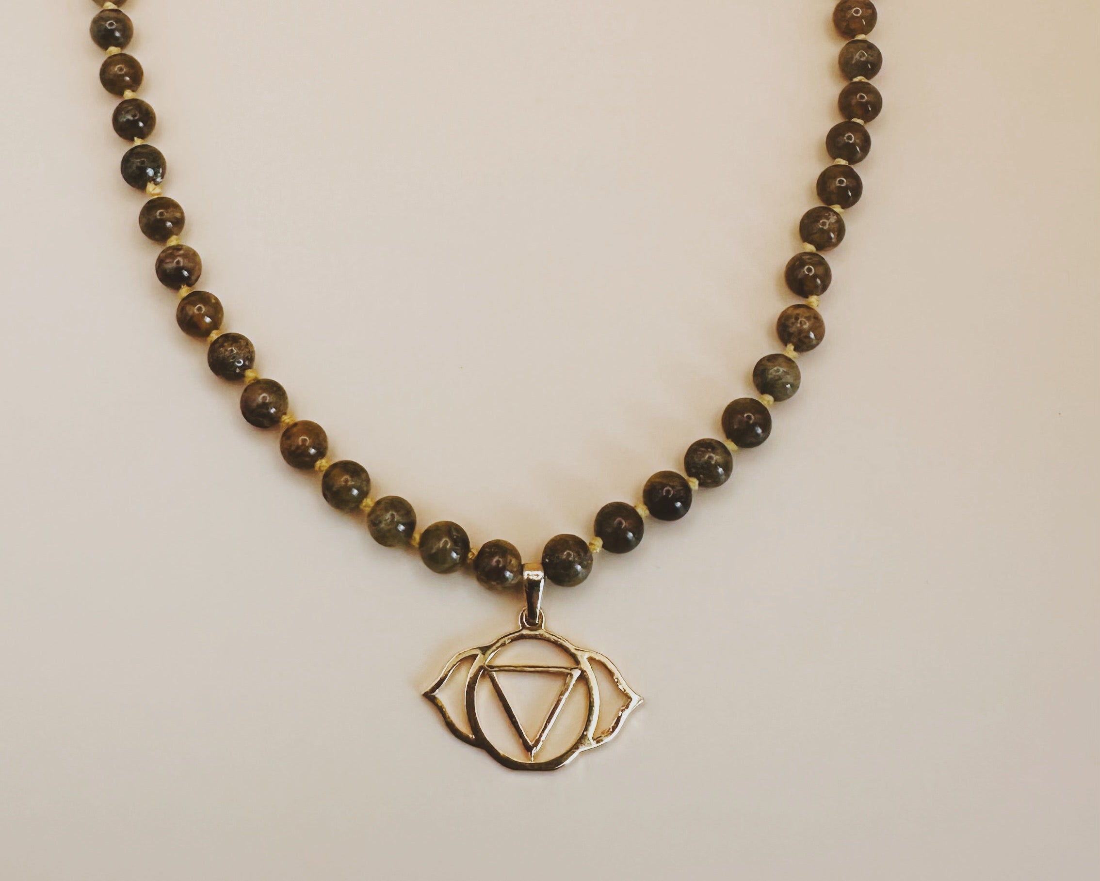 Lemurian Healing Grüner Granat Chakra Halskette Individuelle Einstimmung