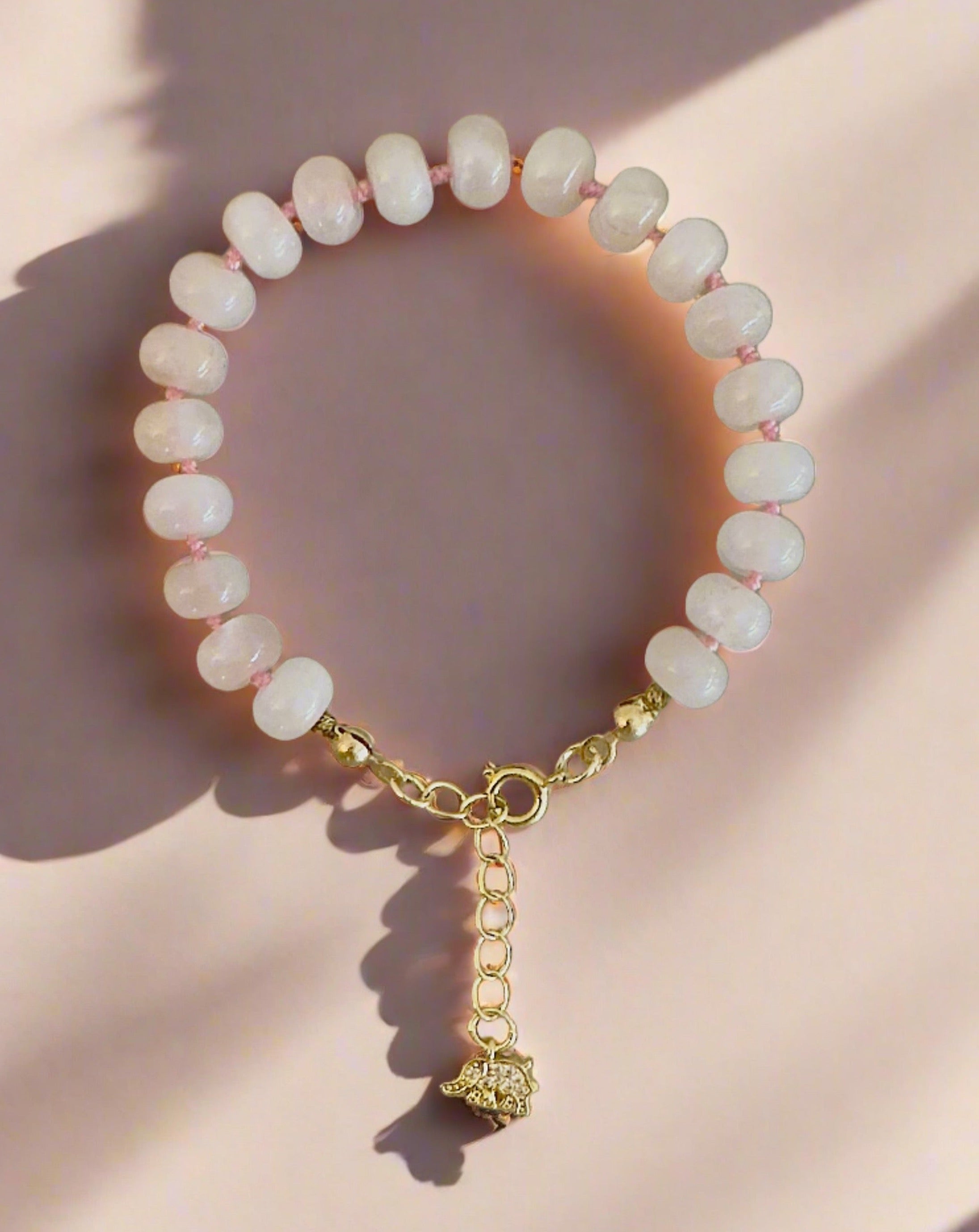 Armband aus Rosenquarz der Göttin Lakshmi für Reichtum und Glück